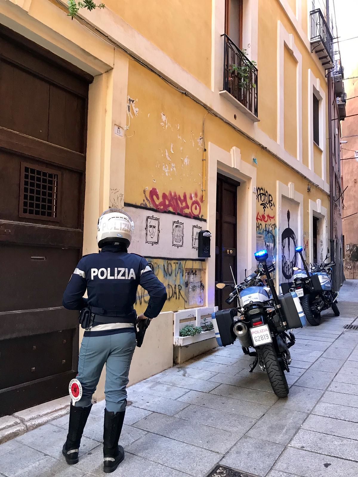 Cagliari, aggredito in casa e ferito a coltellate: è caccia all’uomo
