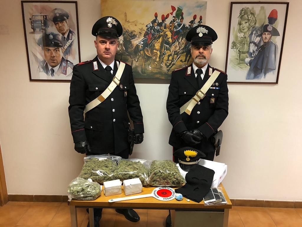 Sorpresi con 1 kg di hashish in auto e 1,5 kg di marijuana in casa: due arresti a Sestu