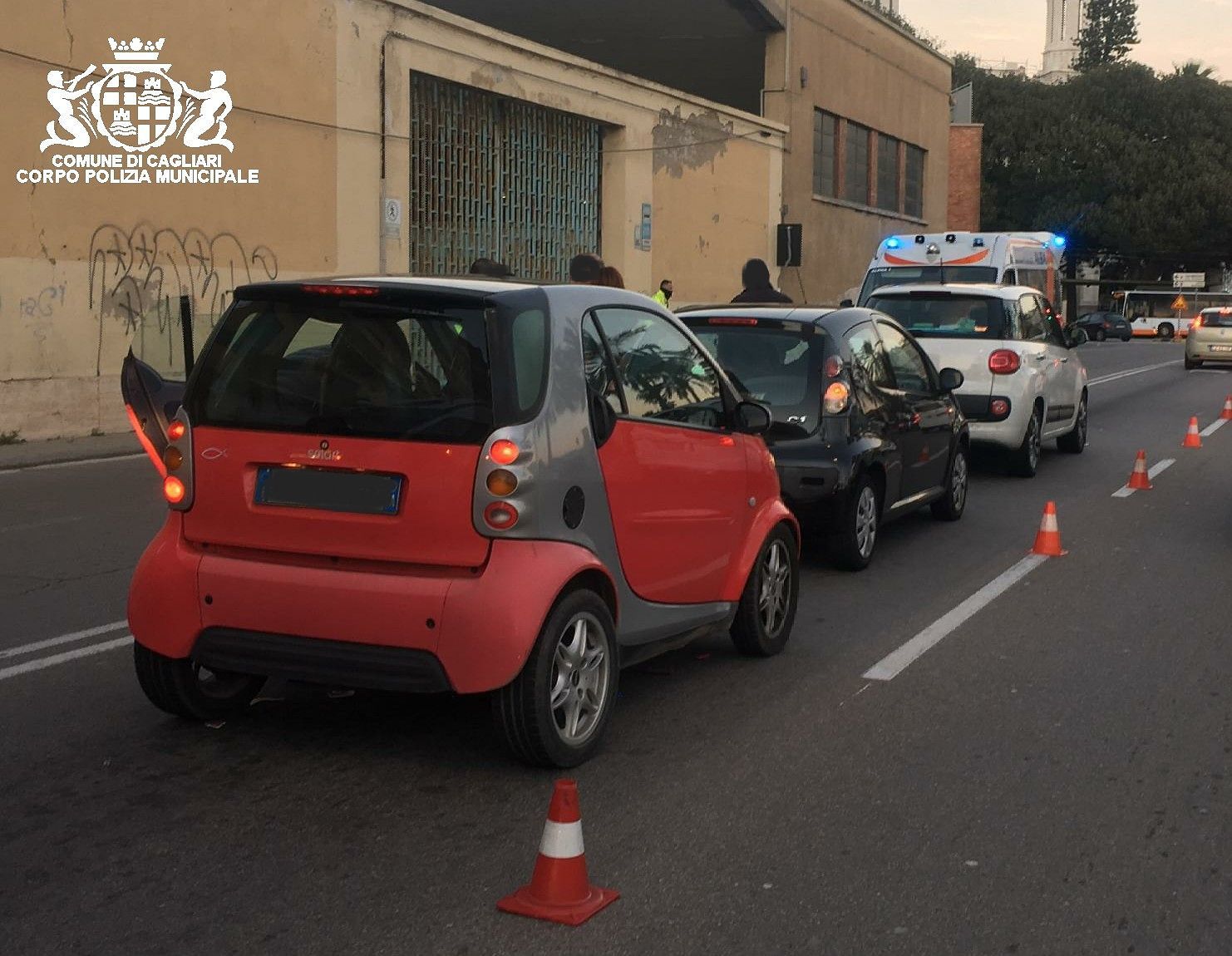 Cagliari, 60enne ubriaco alla guida tampona 2 auto: denuncia e ritiro della patente