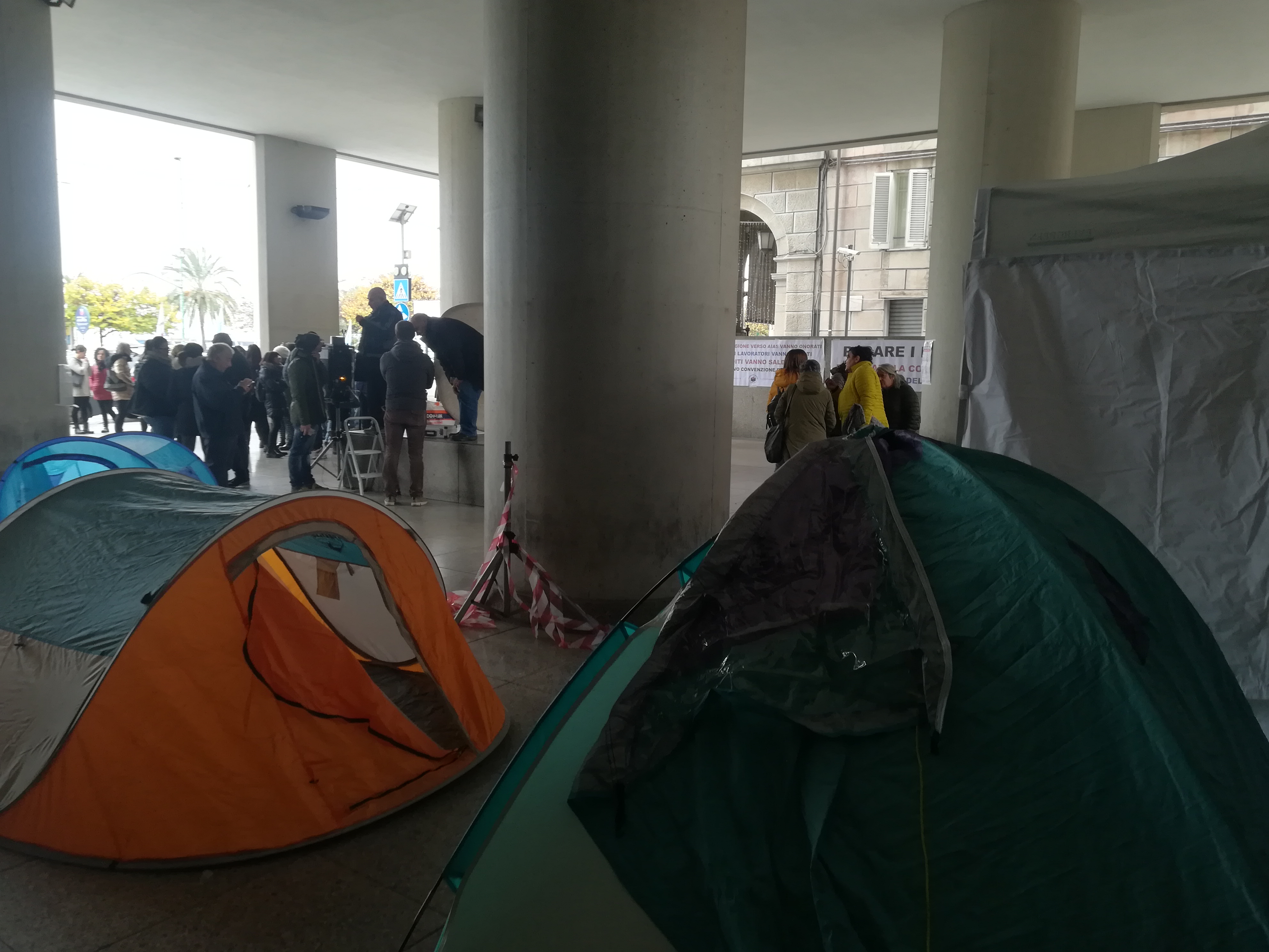 Cagliari, operatori Aias in guerra totale: “Resteremo accampati sotto la Regione anche a Natale”