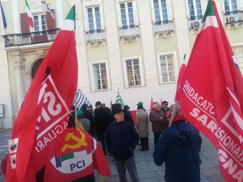 Cagliari, 200 pensionati in piazza contro M5S e Lega: “1500 euro sono una pensione minima”