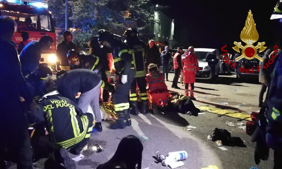 Ancona, schiacciati nella ressa: sei morti e cento feriti in discoteca