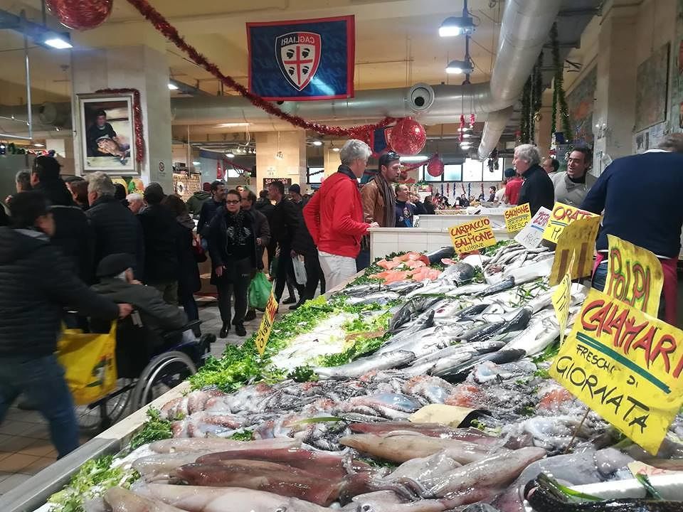 Cagliari, pochi “assalti” al mercato di San Benedetto: “Per Natale si guardano anche i 50 centesimi”