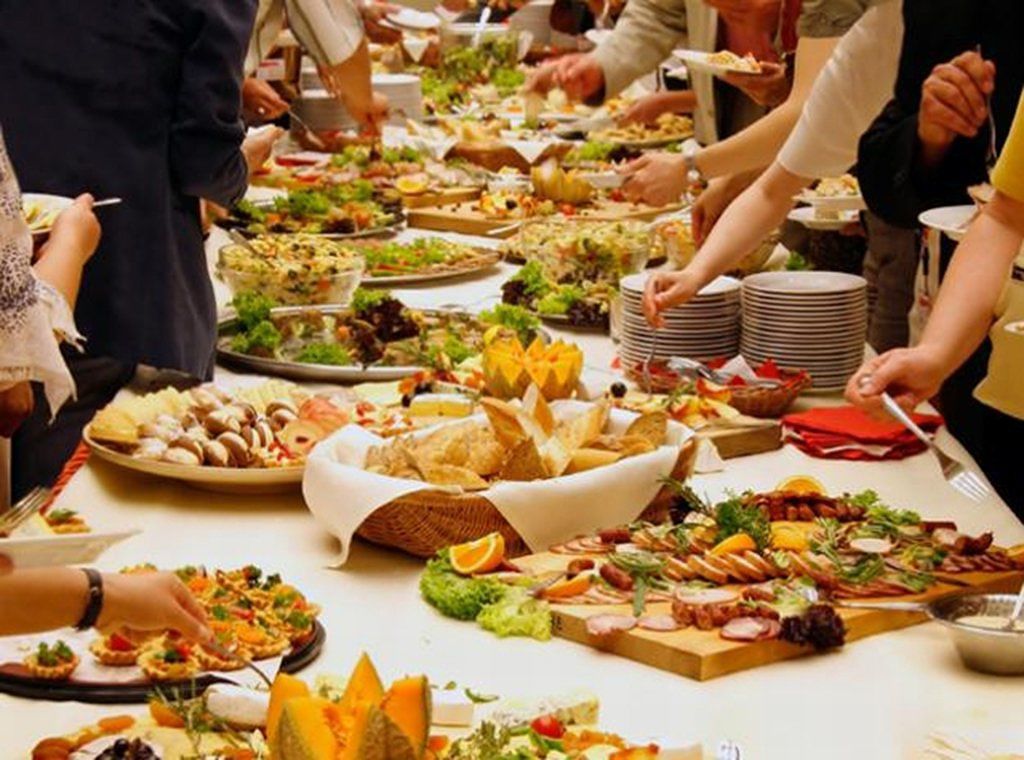 Natale e Capodanno, occhio alle abbuffate a tavola: il colesterolo sale del 20%