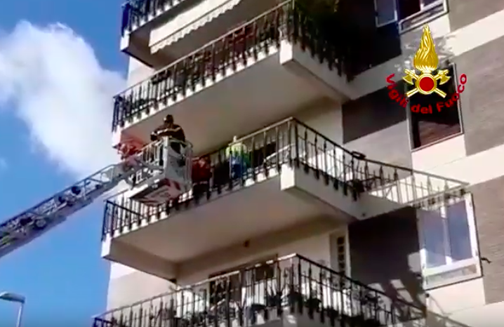 Via Cadello, vigili del fuoco e 118 intervengono in soccorso di una persona