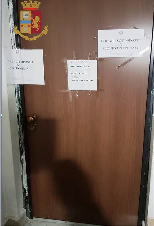Un appartamento per lo spaccio in piazza Medaglia Miracolosa: due 18enni in manette