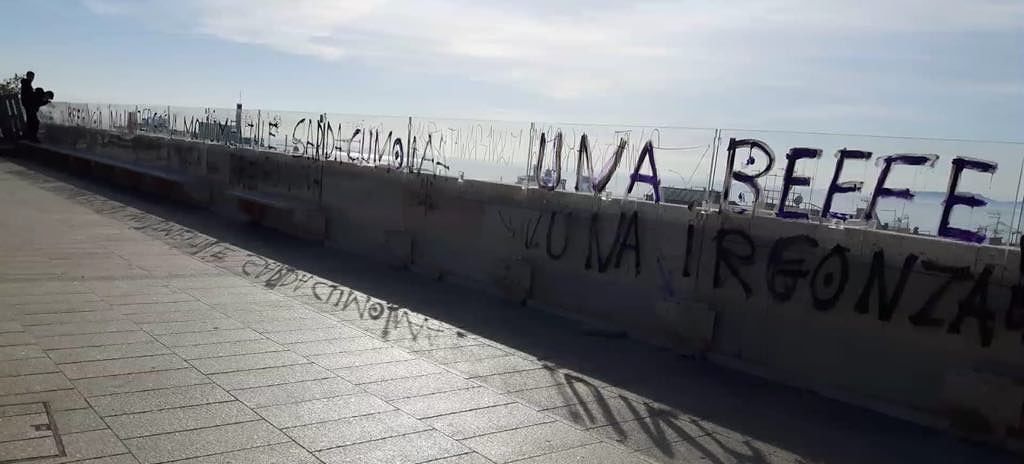 Cagliari, Bastione sfregiato dai vandali: “Chi ha autorizzato il plexiglass è complice dei nuovi barbari”