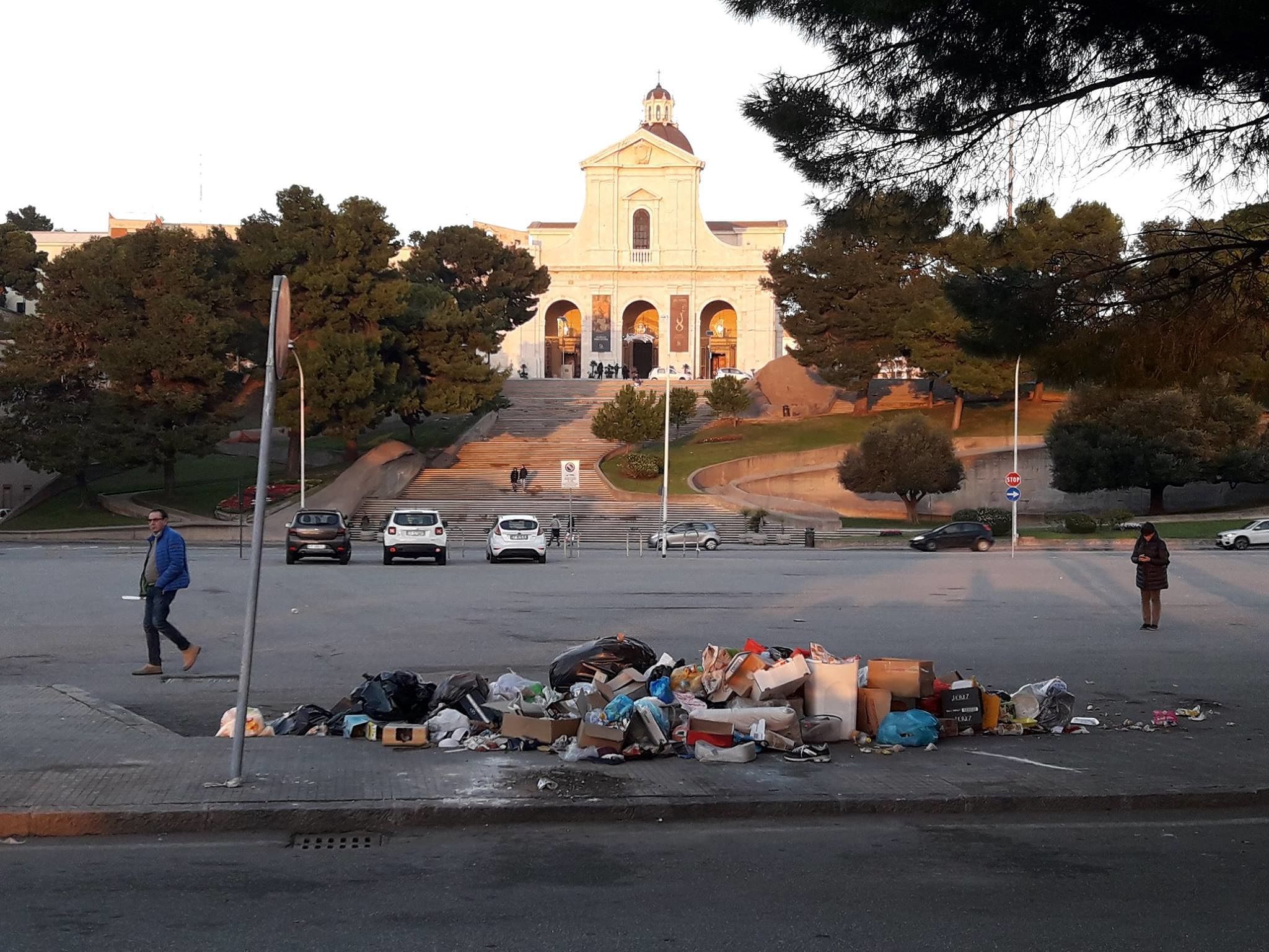 Cagliari, cartolina di fine anno: il degrado dei rifiuti gettati con vista su Bonaria e Su Siccu