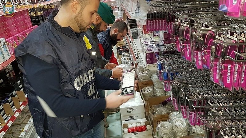 Cagliari, prodotti per la casa non sicuri: sequestro da 100 mila euro. Multato un commerciante cinese