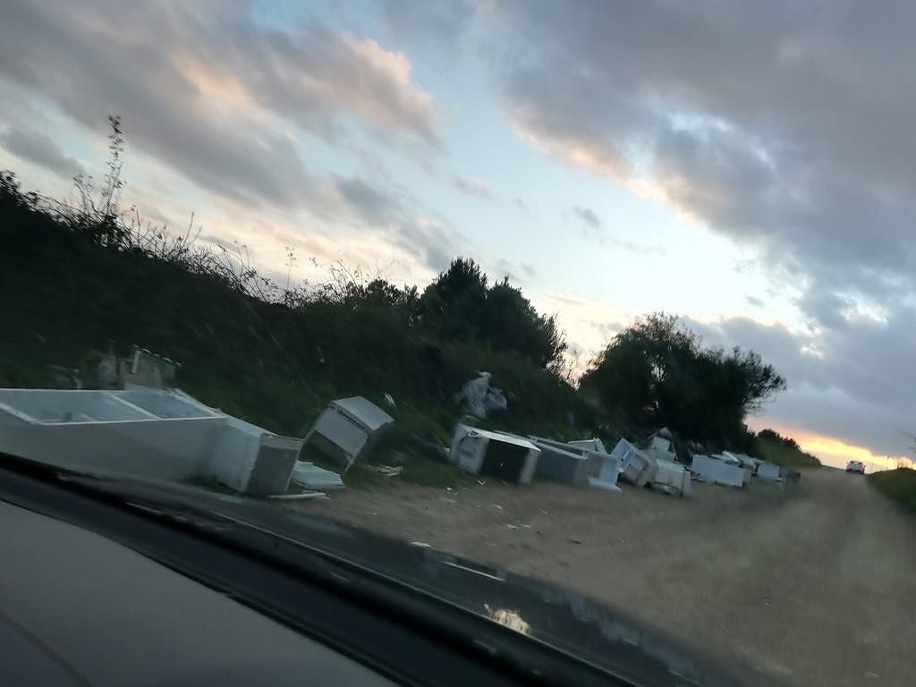 Simbirizzi, la discarica della vergogna: gli abusivi scaricano salotti interi a un passo dalla statale