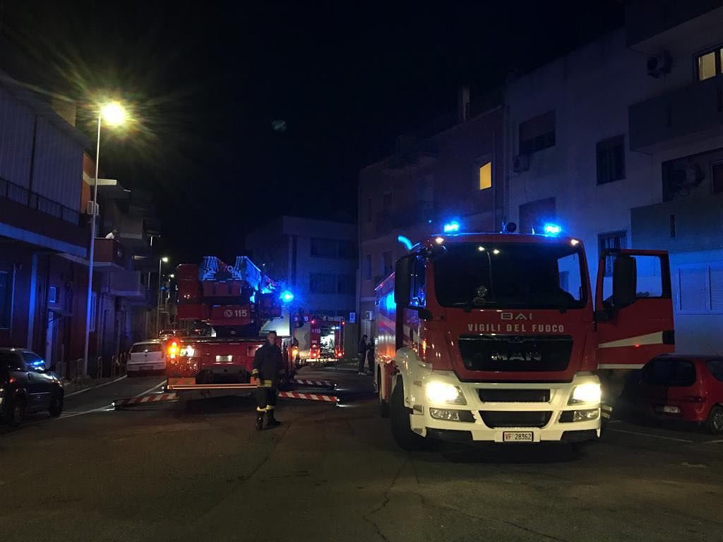 Canna fumaria in fiamme a Pirri in via Balilla, sul posto i vigili del fuoco