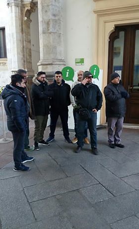 Cagliari, nuovo sit-in degli ex lavoratori della raccolta rifiuti sotto il Comune: “Vogliamo risposte”