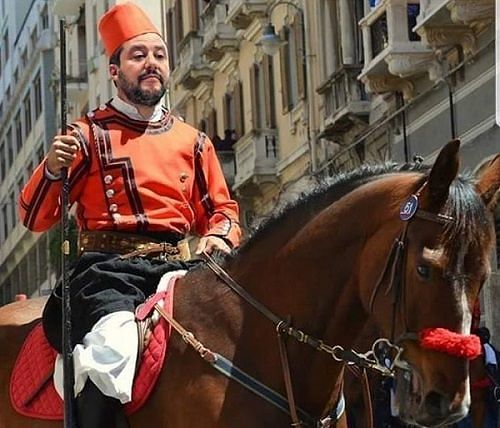 Le mille “divise” di Salvini: impazza la parodia del leader della Lega sui social