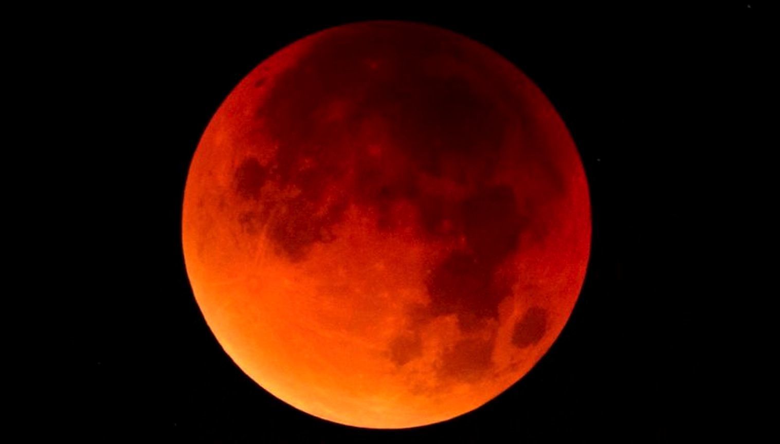 Tutti con il naso all’insù per lo spettacolo dell’eclissi totale di Luna: ecco quando