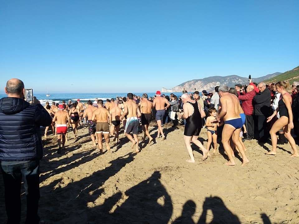 Bagno a Capodanno, i pazzi tuffi a Fontanamare: un rito che resiste da oltre vent’anni