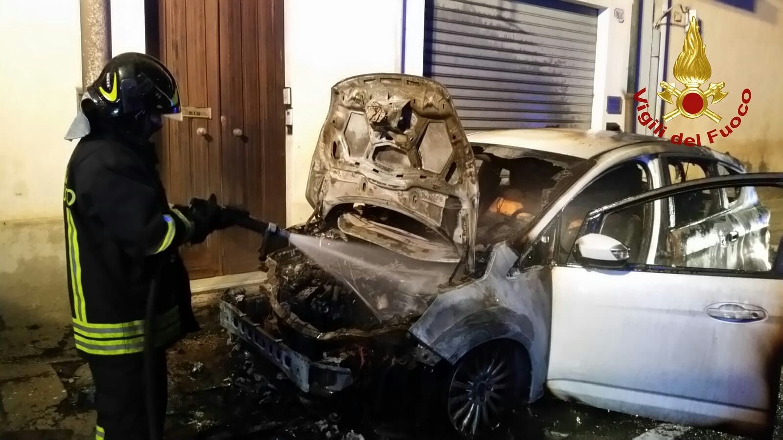 Auto in fiamme in viale Monastir, intervengono i vigili del fuoco