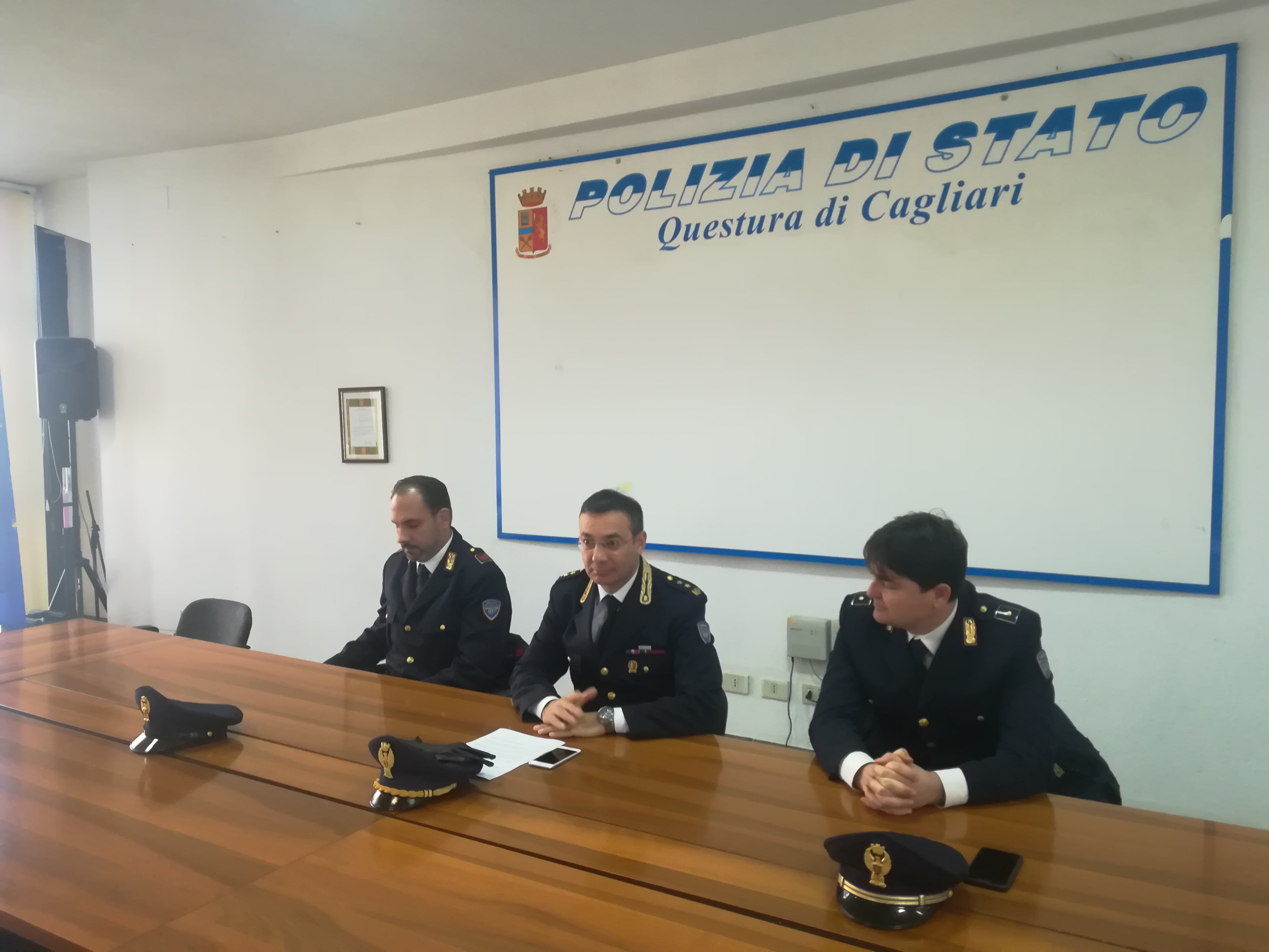 Foto e video di minori nudi dopo averli adescati nelle consolle dei giochi, 28enne arrestato a Cagliari
