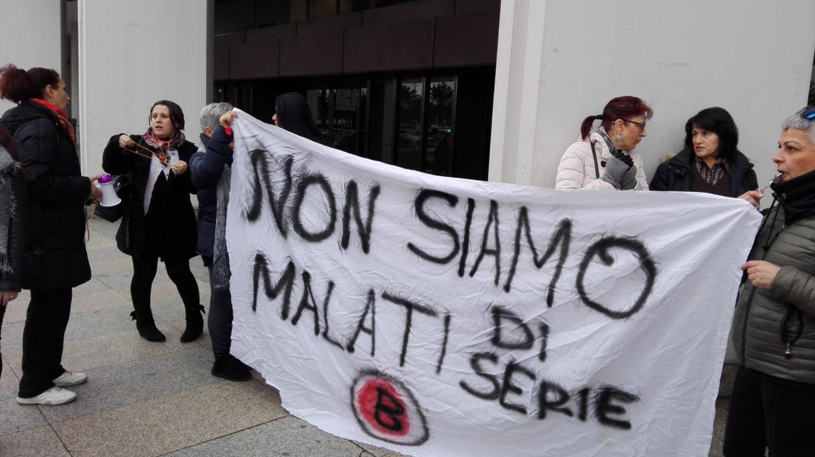 Fibromialgia, la rabbia dei malati a Cagliari: “Pigliaru, ti sei dimenticato di tremila sardi”