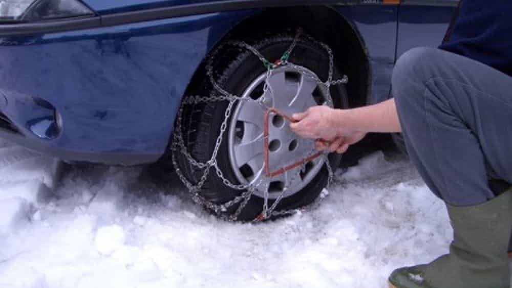 Inverno, si entra nel vivo: neve e gelo fino a venerdì, obbligo di catene sulla 131