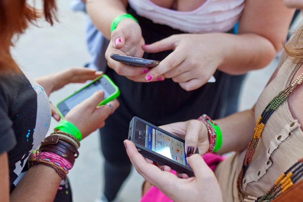 “Cagliari, multe a chi attraversa la strada guardando lo smartphone? Sì, troppi pedoni distratti”