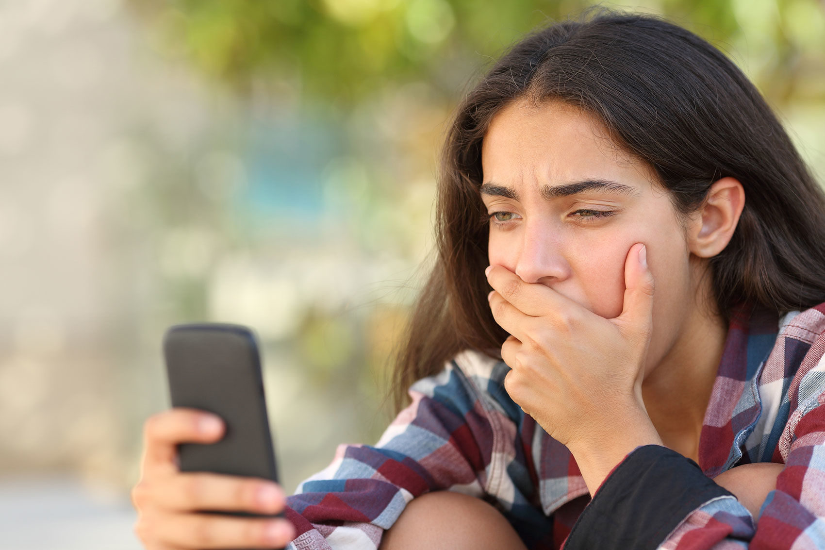 Decine di ragazze sarde messe alla berlina su un forum dei guardoni: “Stop alla chat della vergogna”