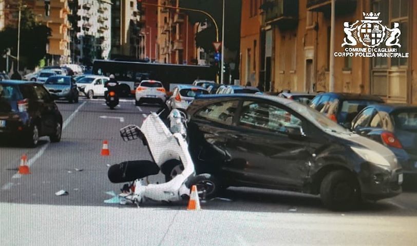 Cagliari, una 67 enne con la Vespa si schianta contro una Ford: cade a terra e finisce in ospedale