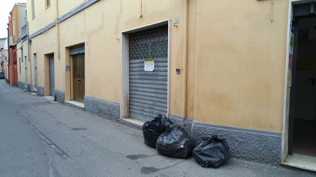 Quartu, i furbi dell’indifferenziata scaricano l’immondezza in via Roma: abitanti in rivolta