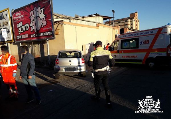 Cagliari, violento scontro tra auto in viale Elmas: sette feriti tra cui tre bambini