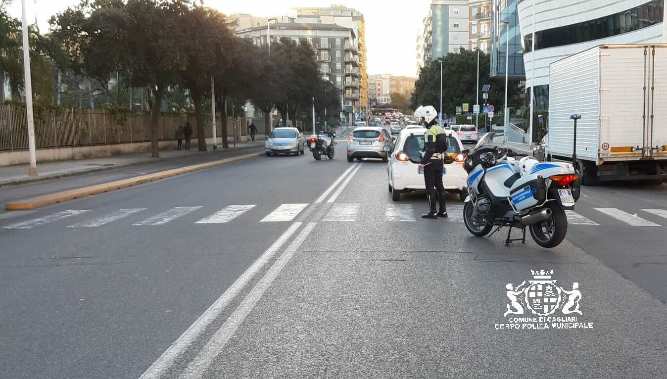 Cagliari, travolto da un’auto sulle strisce pedonali: giovane di Carbonia finisce all’ospedale