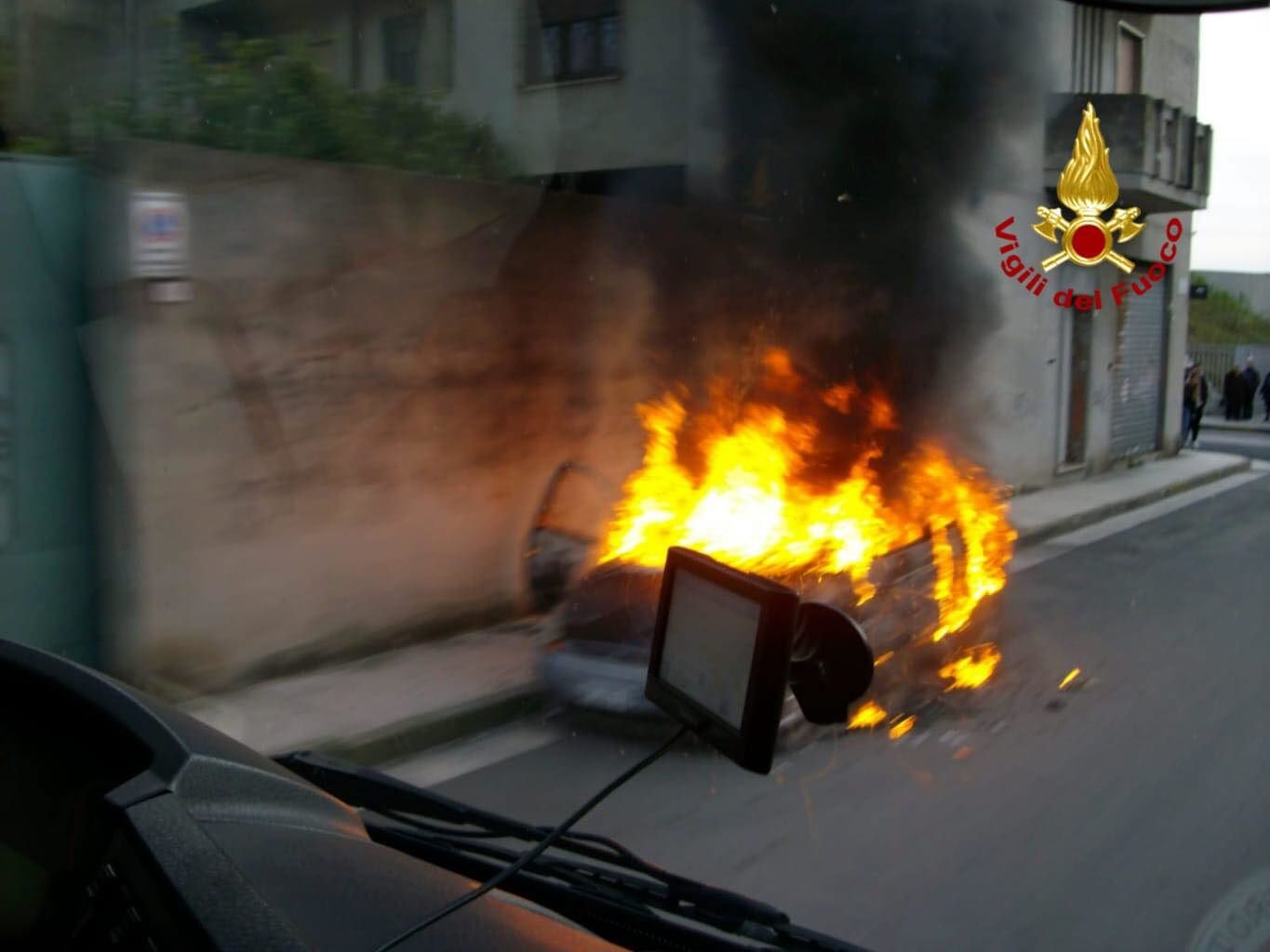 Quartu, auto divorata dalle fiamme in via Boito: l’intervento dei vigili del fuoco