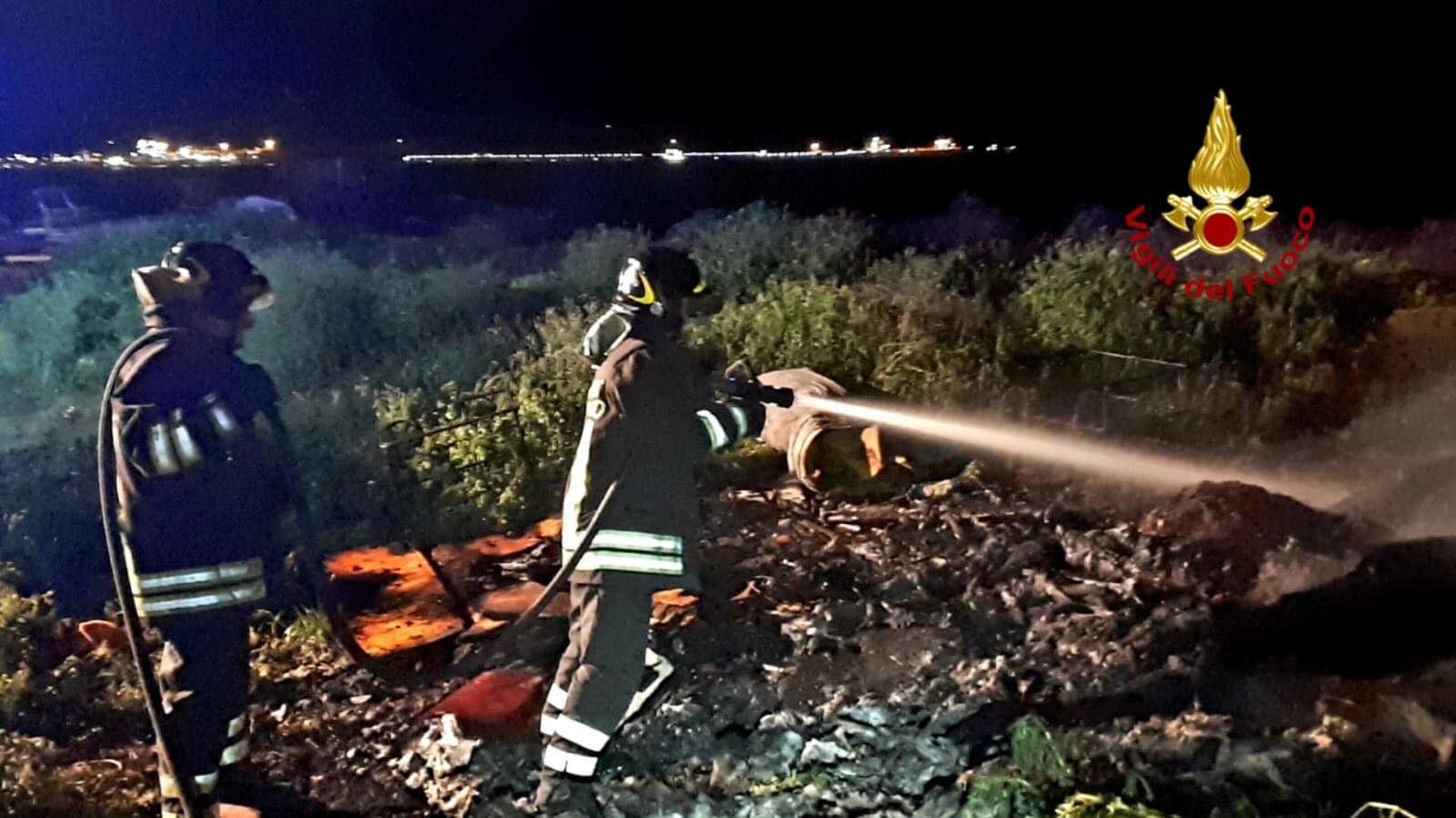 Vasto incendio a Sarroch in località Sa Punta: l’intervento dei vigili del fuoco