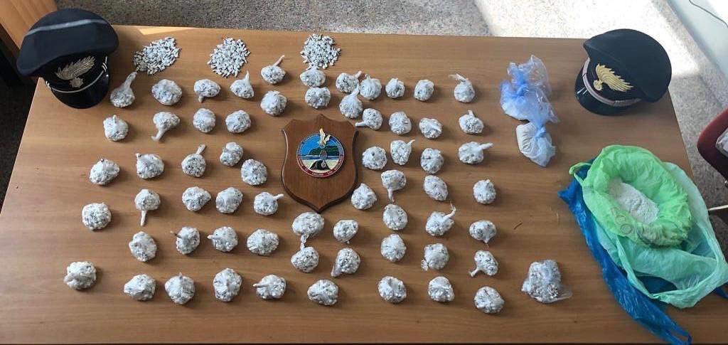 Cagliari, insospettabile nonna pusher arrestata a 71 anni: in casa cocaina ed eroina