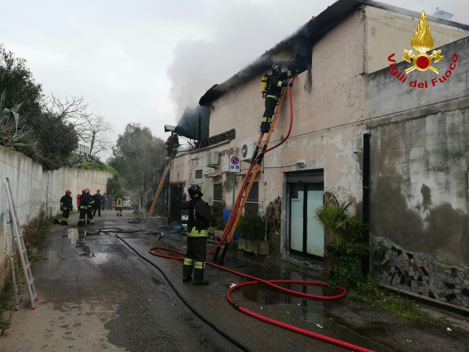 Momenti di paura a Uta, incendio in un’abitazione: i vigili mettono in sicurezza diverse bombole