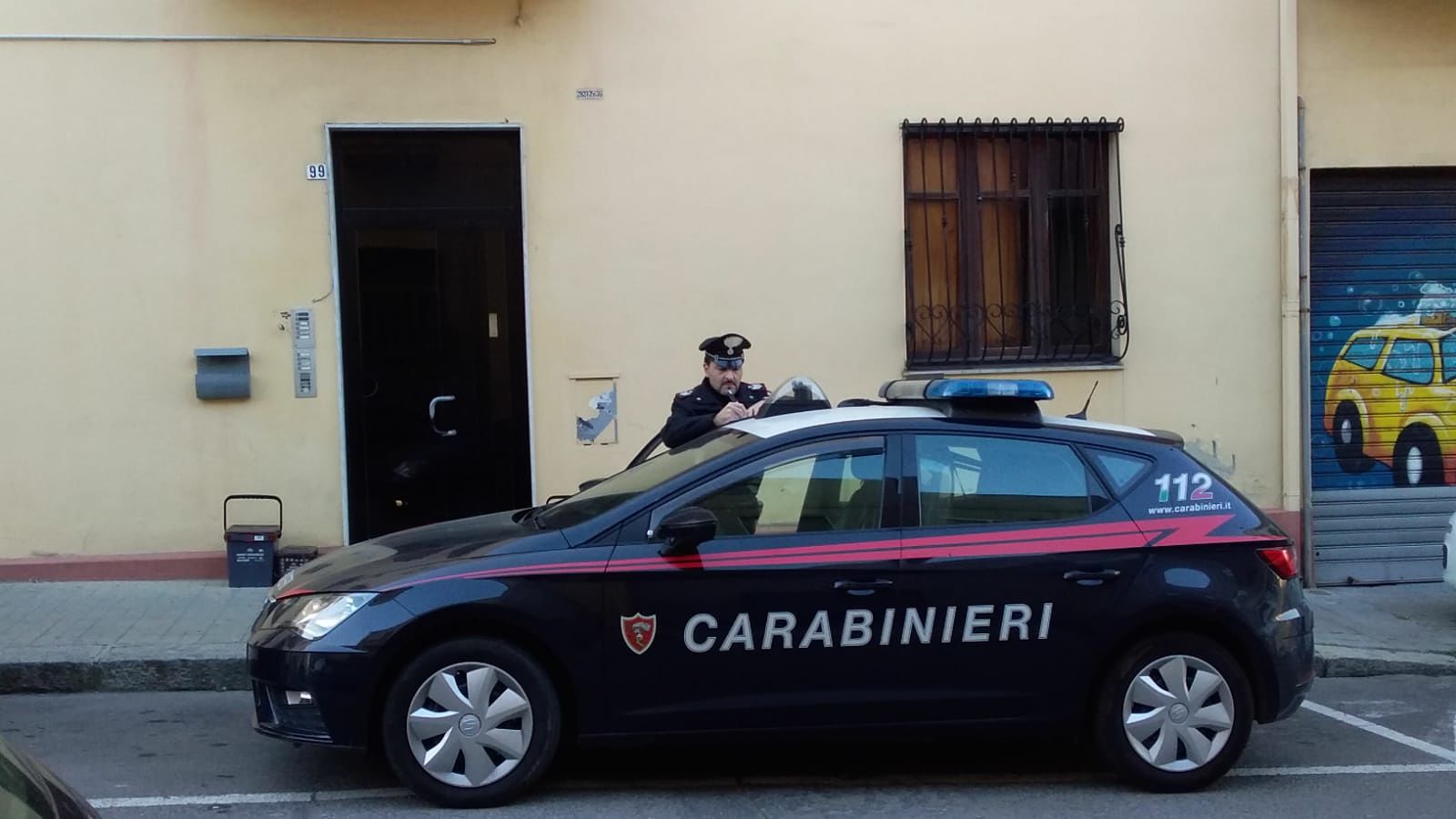 Cagliari, 34enne chiede aiuto da una “casa dello spaccio”: soccorso e arrestato
