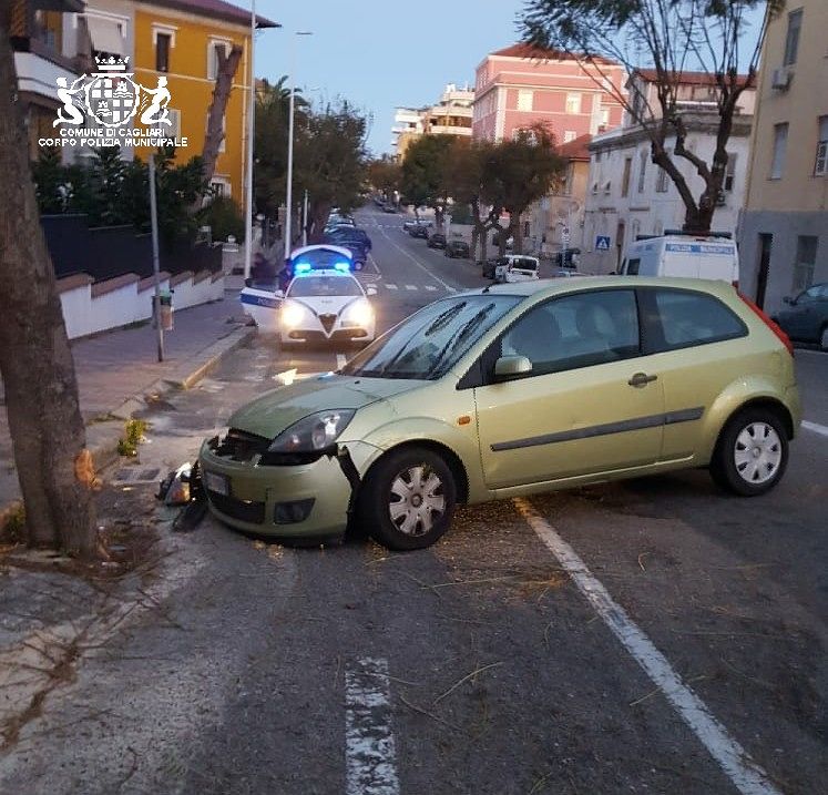Cagliari, giovane ubriaco si schianta con l’auto contro un albero: patente ritirata