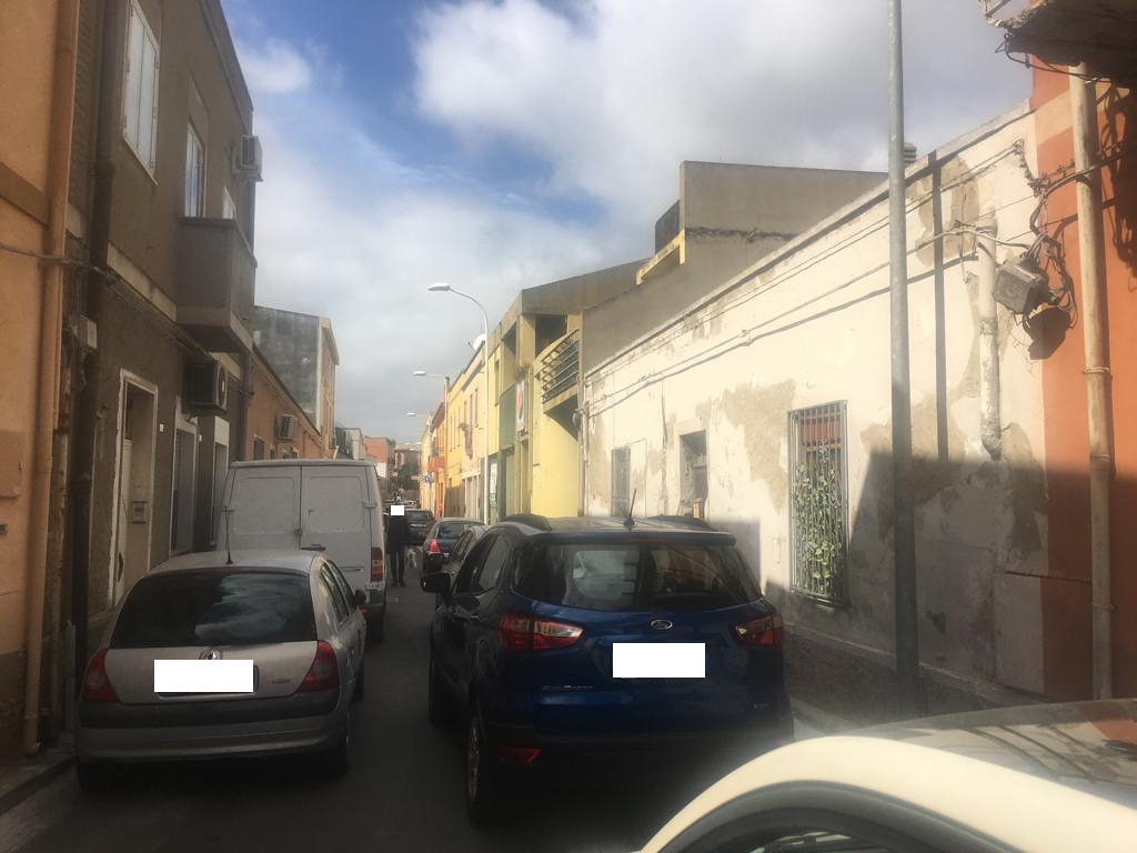 Sosta selvaggia a Pirri, auto paralizza il traffico: cinque persone la spostano di peso