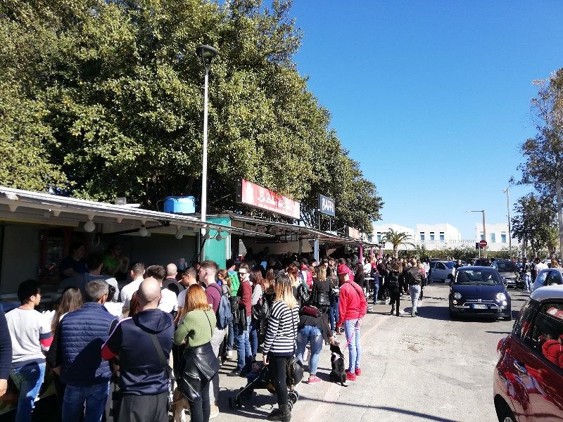 Cagliari si svuota, boom primavera: Poetto preso d’assalto e primi tuffi per i turisti, assalto ai “caddozzoni”