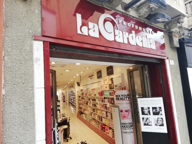 Cagliari, cercano di rubare profumi per 200 euro in via Manno: tre stranieri nei guai