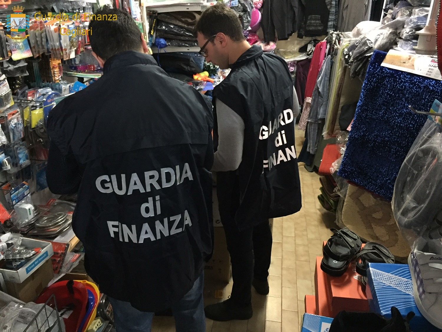 Sequestrati dalla Finanza oltre 33mila prodotti non sicuri in due negozi Cagliari e Quartu