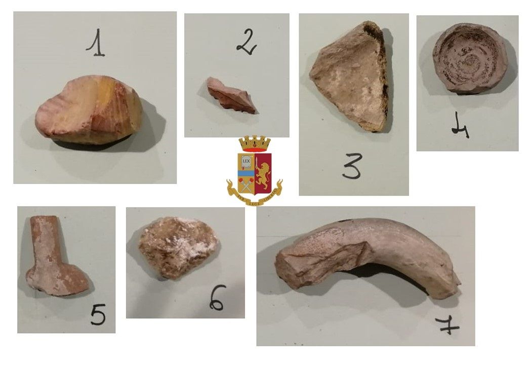 Turista lombarda fermata a Elmas con reperti archeologici nel bagaglio: “Sono un ricordo della Sardegna”
