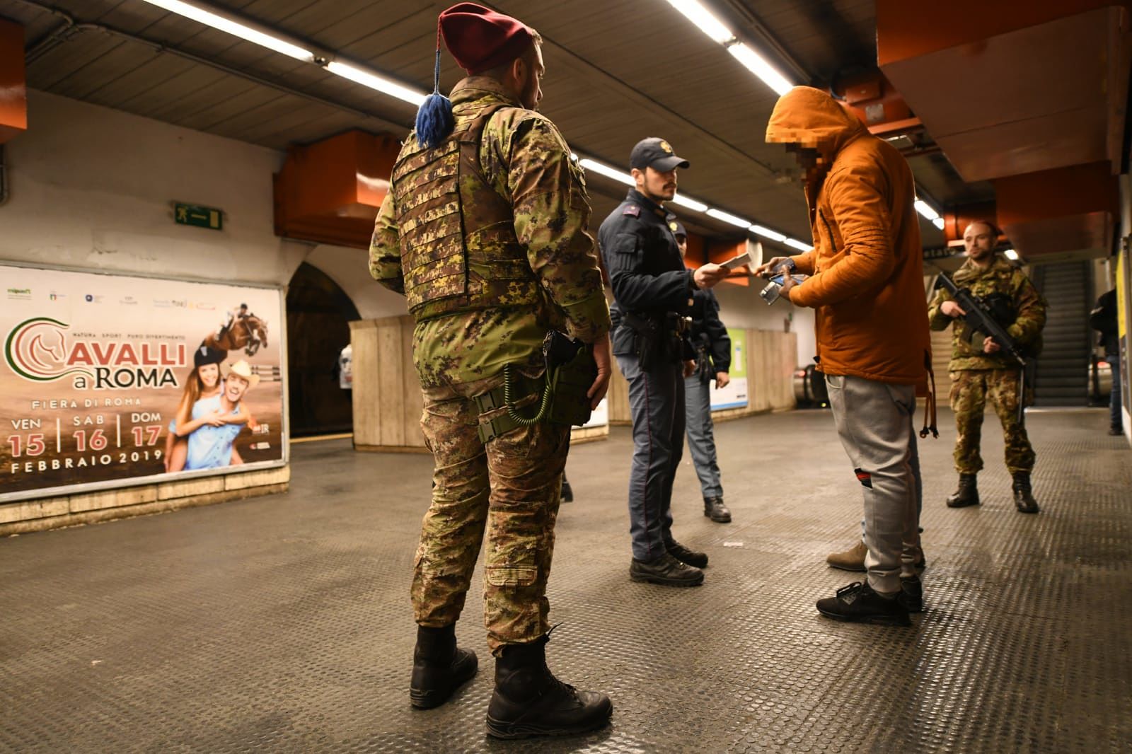 Roma, gira in stazione ma dovrebbe essere in carcere: straniero bloccato dai militari guidati dalla Brigata Sassari