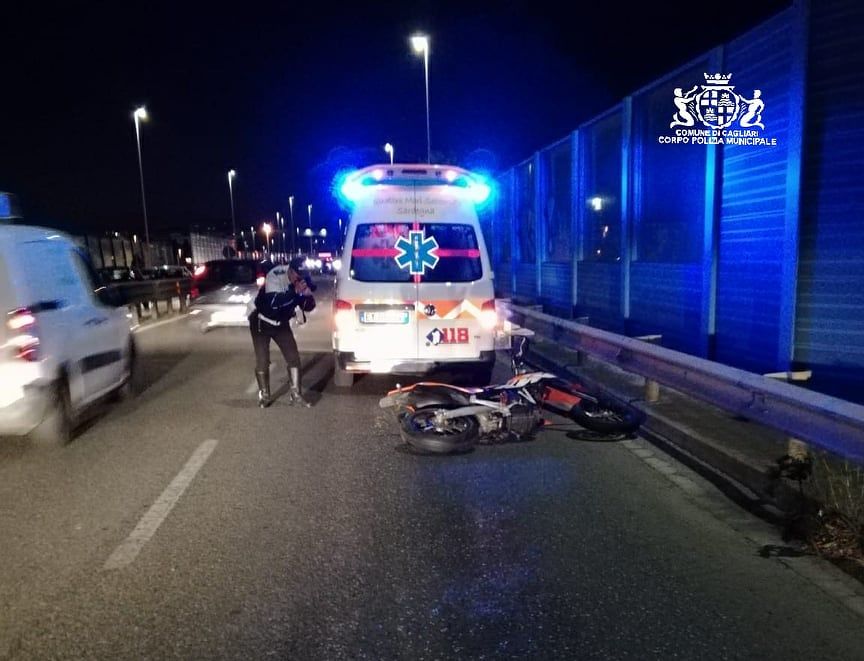 Cagliari, cade in moto sull’Asse Mediano e striscia sull’asfalto per settanta metri: centauro 28enne all’ospedale