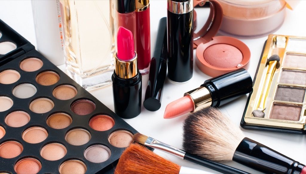 Amianto nei cosmetici, Claire ritira tre prodotti anche in Italia