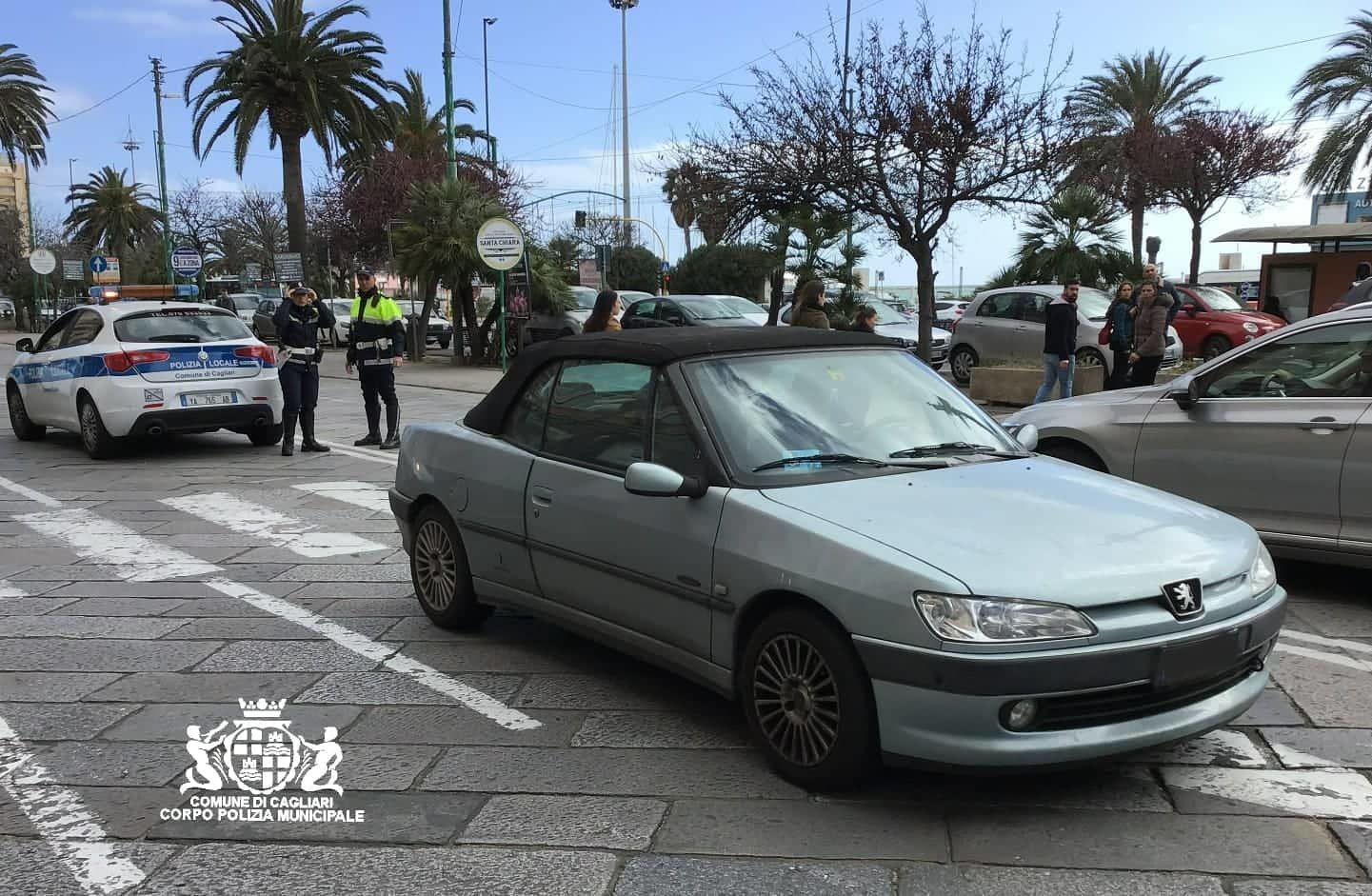 Cagliari, incidente in via Roma: passante travolto sulle strisce pedonali