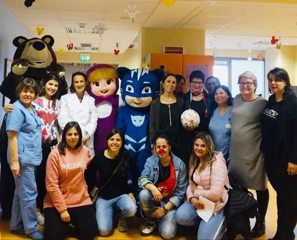 Il gol più bello delle calciatrici di Sarroch: sorrisi e gioia con i bambini del Microcitemico