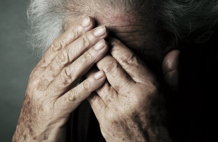 Orrore in Svizzera, 54enne abusa di un’anziana di 101 anni