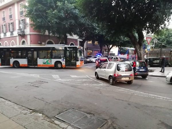 Cagliari, auto contro bus: traffico in tilt in viale Trieste