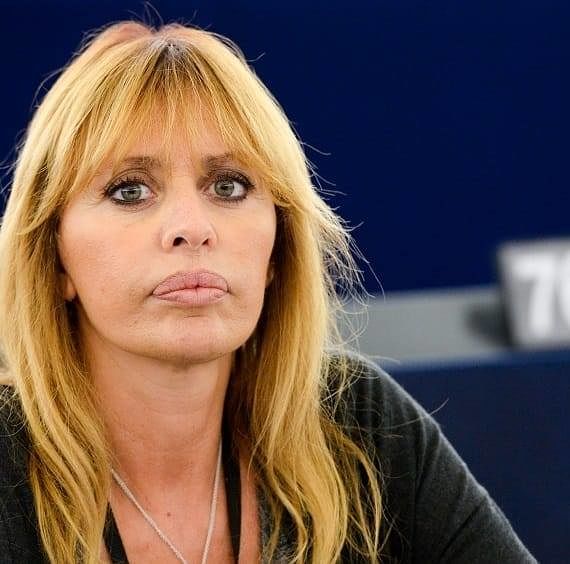 Alessandra Mussolini: “Bannata da Instagram perché ho pubblicato le foto della tomba di famiglia””