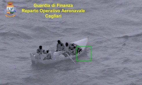 A bordo di un barchino con i remi verso le coste del sud Sardegna: salvati 9 migranti