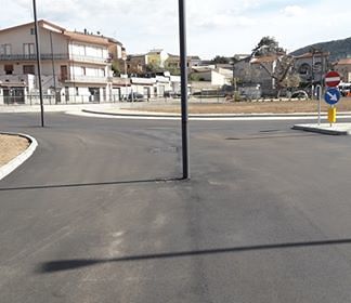 La strana rotatoria a Villamassargia: due pali della luce in mezzo alla carreggiata